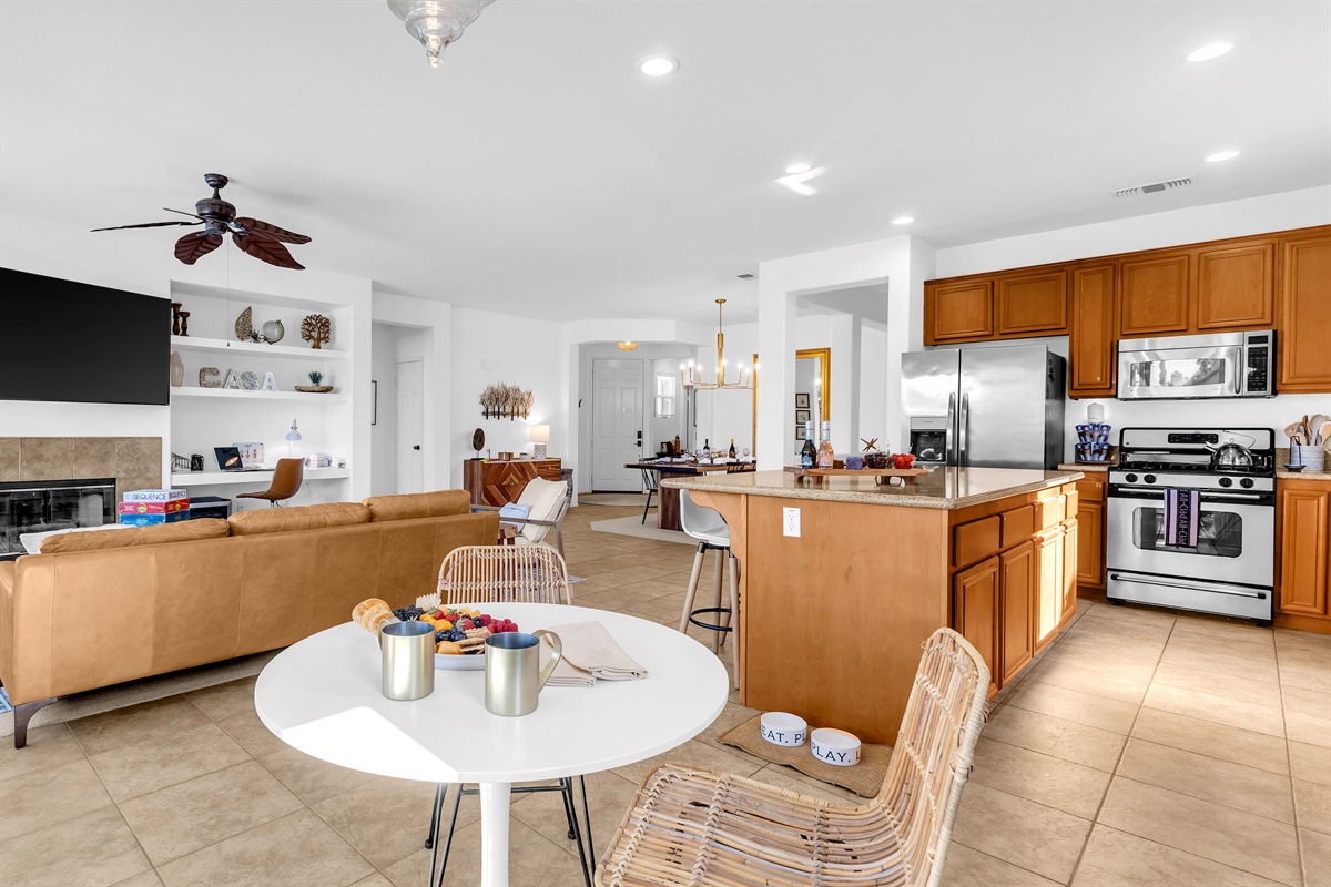 Sunny breakfast nook beside the kitchen—ideal for coffee, snacks, or casual dining.