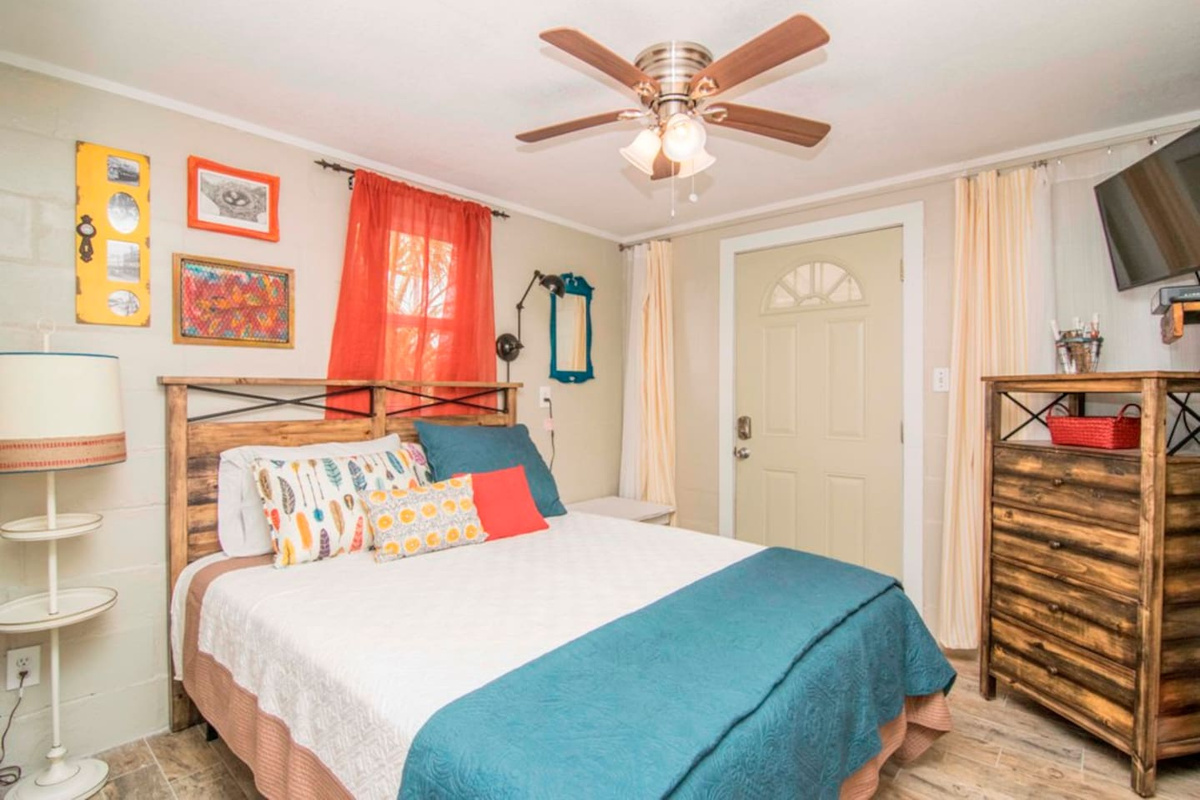 "The decor was adorable -so unique & quirky, you could tell it was done by a local artist" 
-Jessica
Guest Review