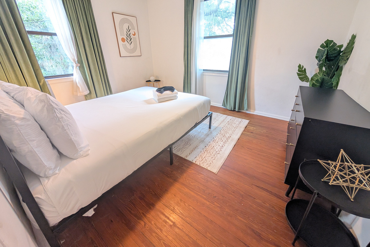 Guest bedroom with queen bed