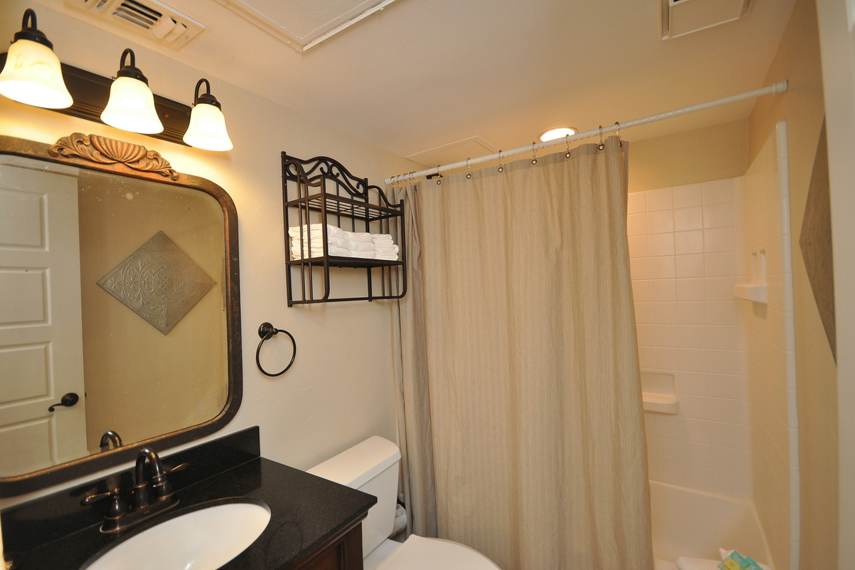 Secondary bathroom with tub/shower combo.