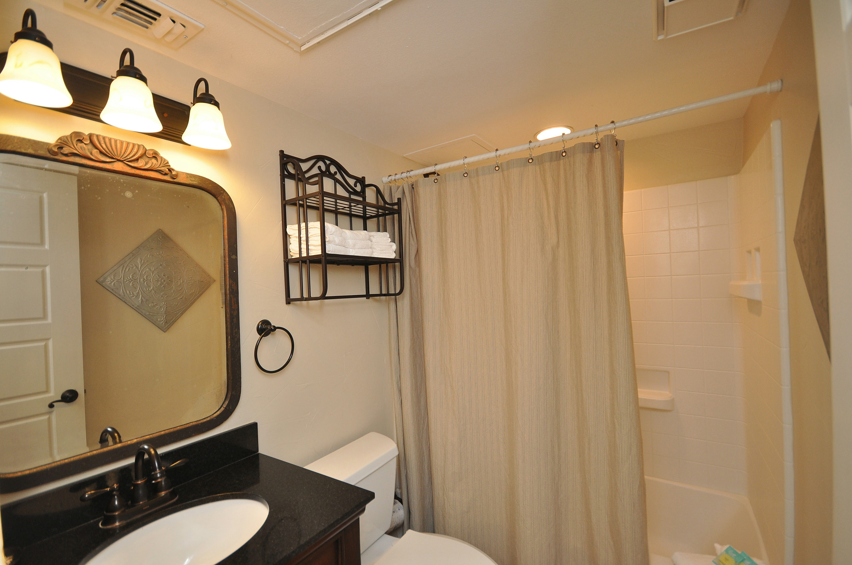 Secondary bathroom with tub/shower combo.