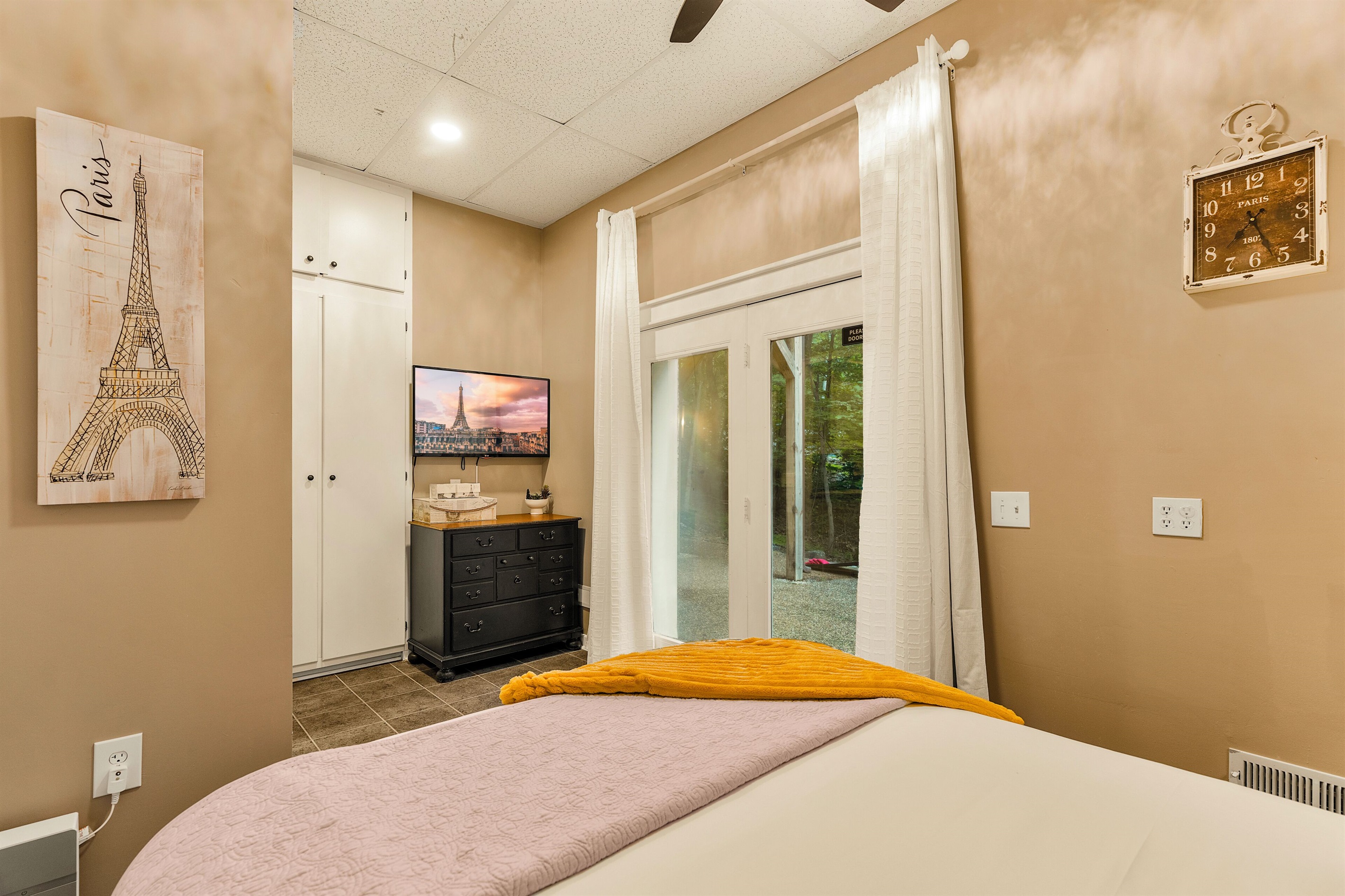 BR6: Lower level queen bedroom
