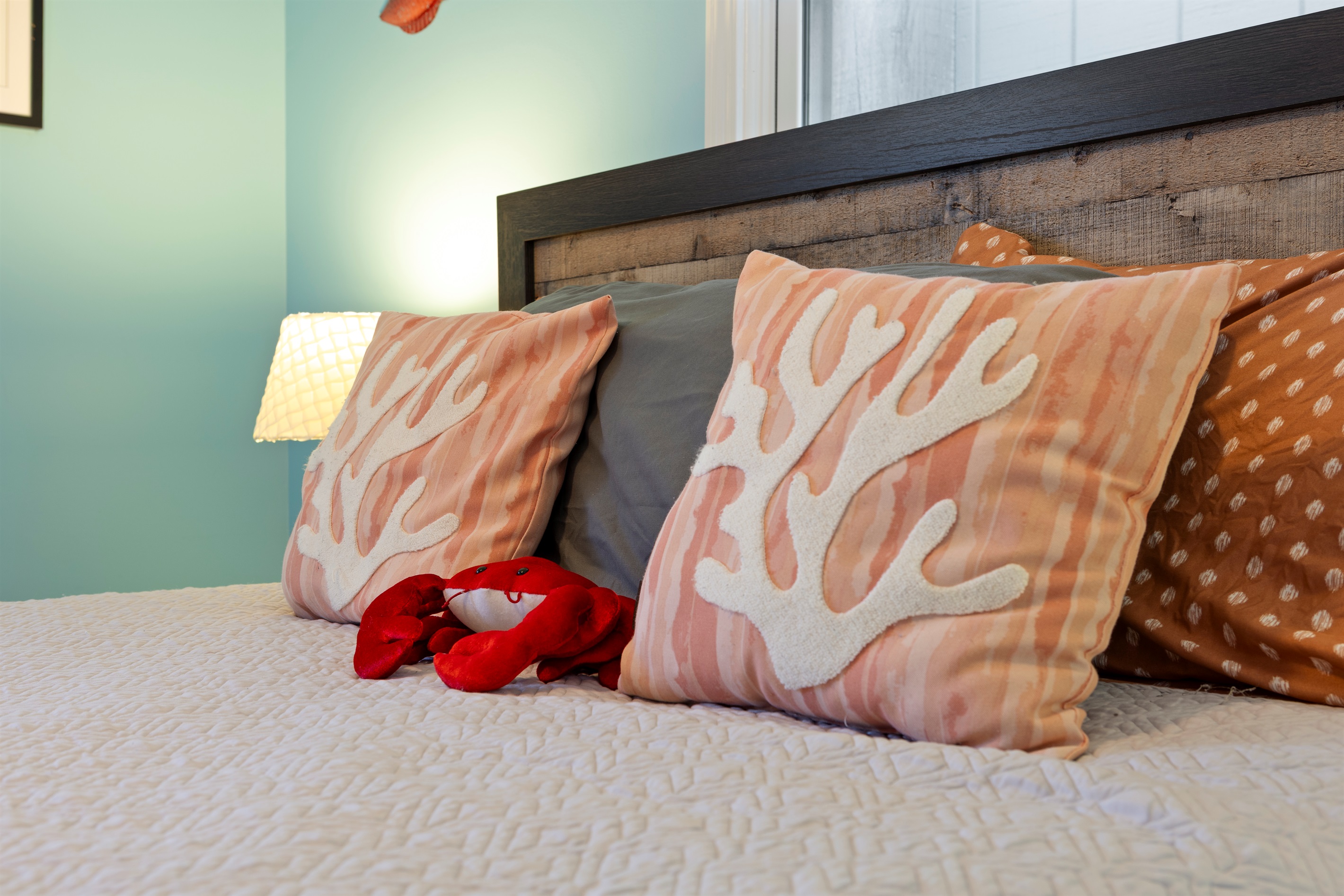Bedroom 2: Queen bed