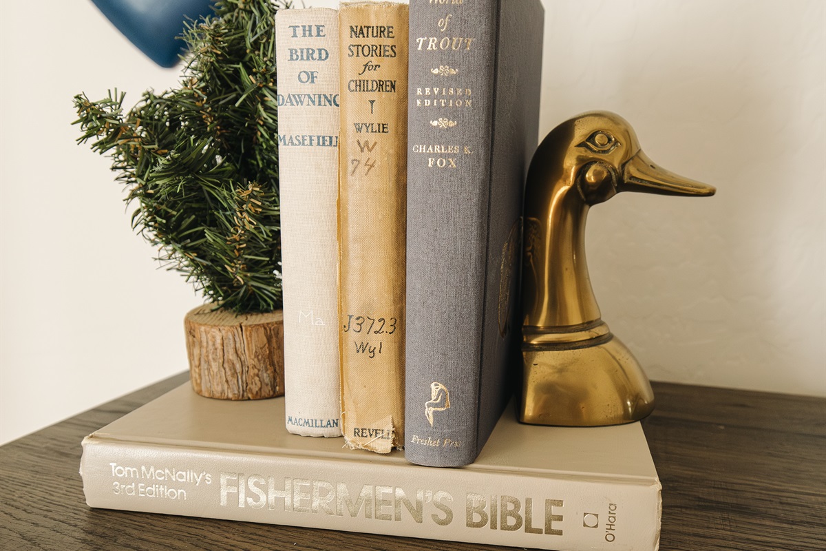 Thoughtfully curated lake-inspired details—from vintage books to rustic accents—bring warmth, character, and a relaxed cabin vibe to every corner of this mountain retreat.