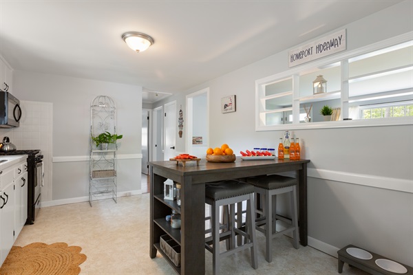 Settle in at our charming dining table, the perfect spot for 4 to share moments and meals!