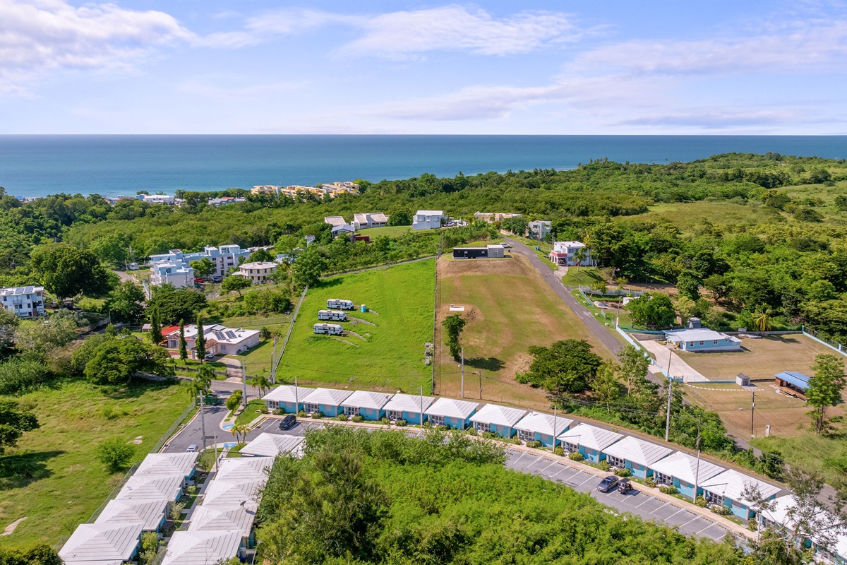 Beach Retreat: Short walk to Buye beach and lush greenery in this paradise hideaway!