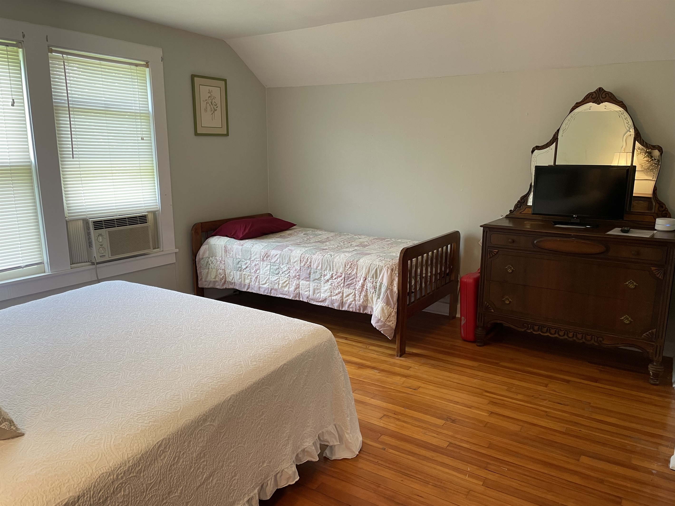 2nd floor Queen + Twin w/ ensuite
