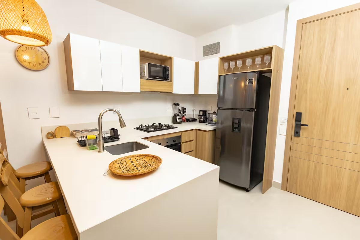 Prepara un desayuno sencillo antes de salir a explorar las zonas cercanas, cafeterías y atracciones locales, con todo lo necesario al alcance de la mano en la cocina.