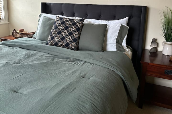 2nd Bedroom (Queen) 