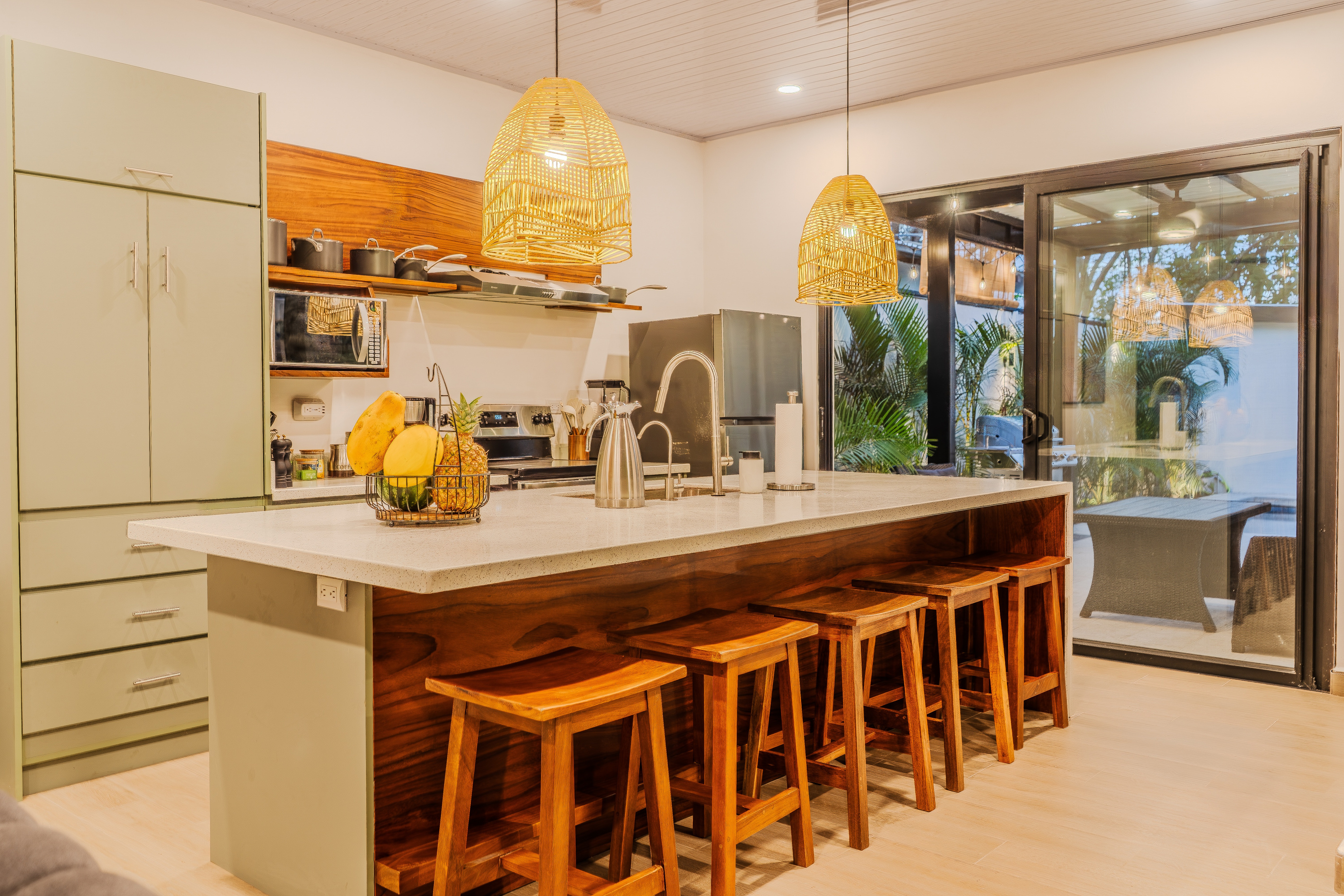 Casa Ola: huge island with five bar stools.