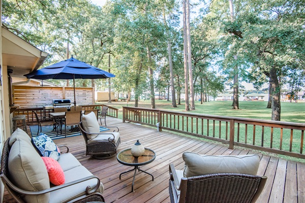 Outdoor dining includes table for 6 + barstools