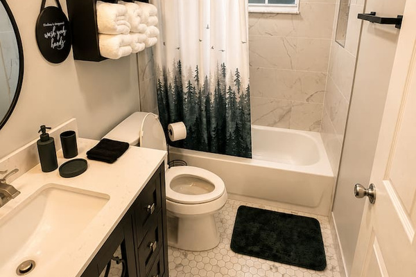 Full bathroom 2, with a shower-tub combination.