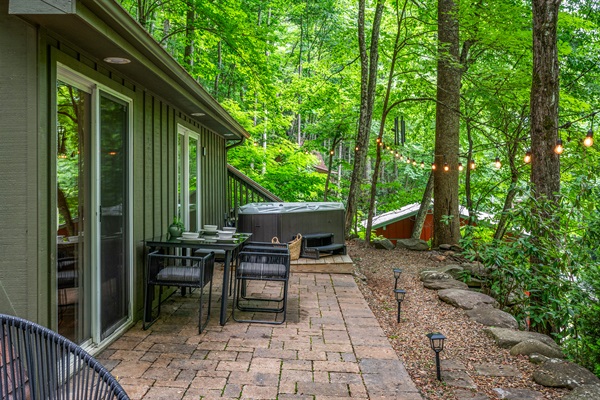 Outdoor Dining | Hot Tub