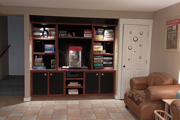 Basement/Playroom Popcorn Machine & Games