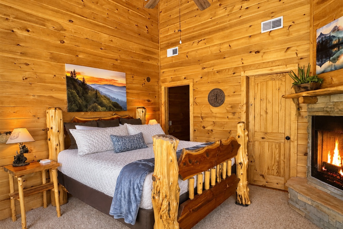 Room #5 Papa bear room upstairs, king, private bath, tv and tub.