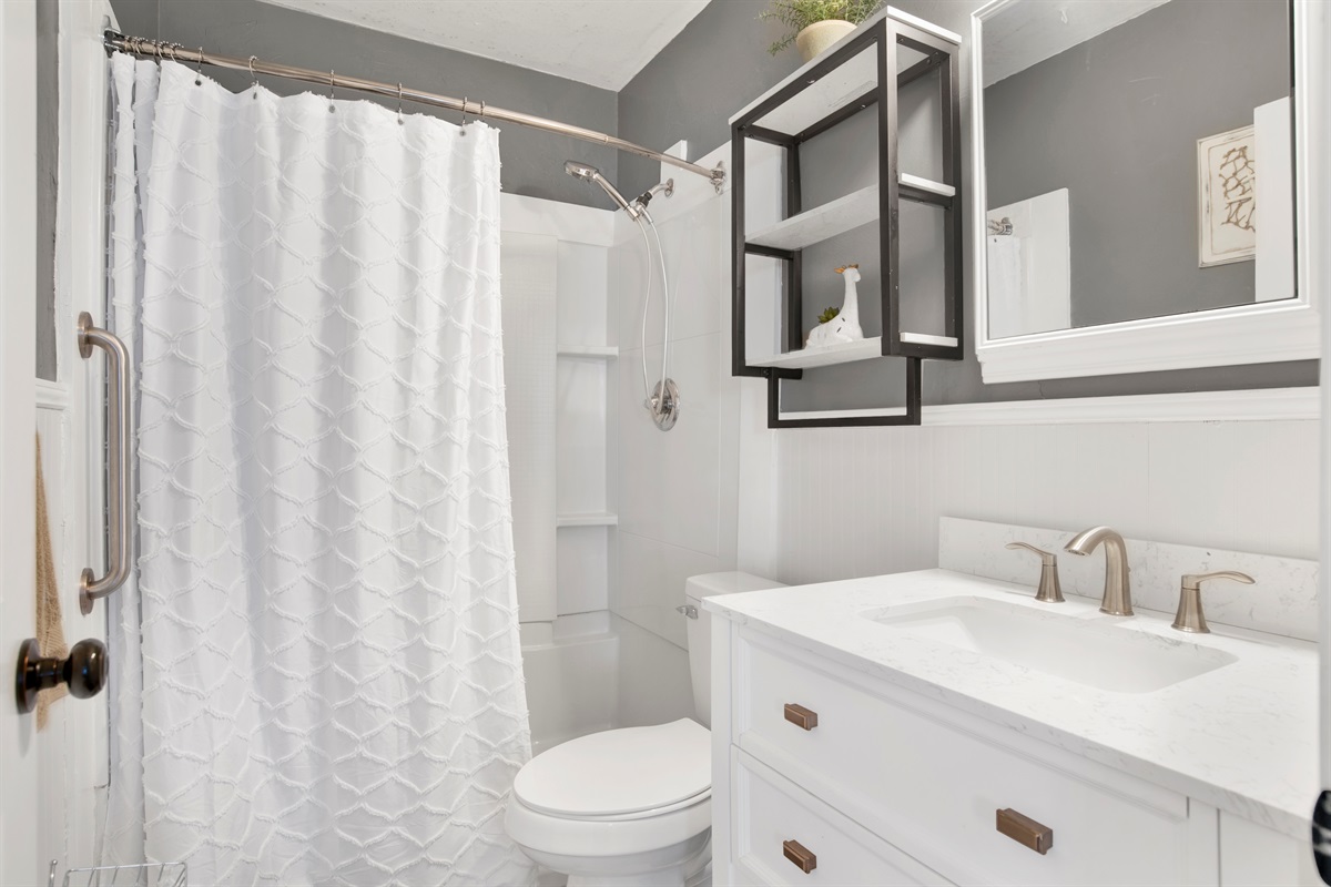 Guest bathroom #1. Bright and clean with towels provided.Tub/shower combo.