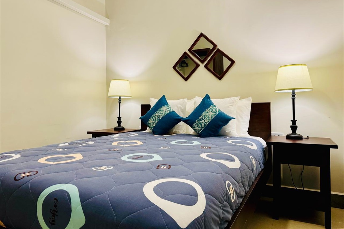 1st BEDROOM (queen bed)