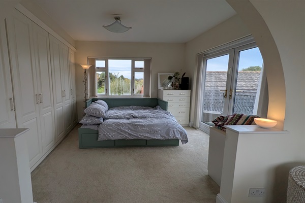 day bed additional sleeping in bedroom 1