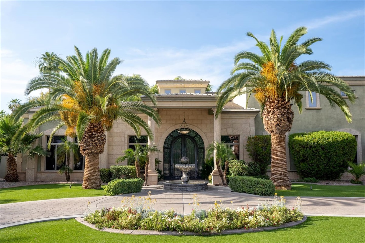 7BR+ Bonus Room Phoenician Mansion w/ Hot Tub&Pool-Heat Avail! — 7BR+Bonus Room Phoenician Estate • Heated Pool + Hot Tub, Phoenix, Arizona — photo 11