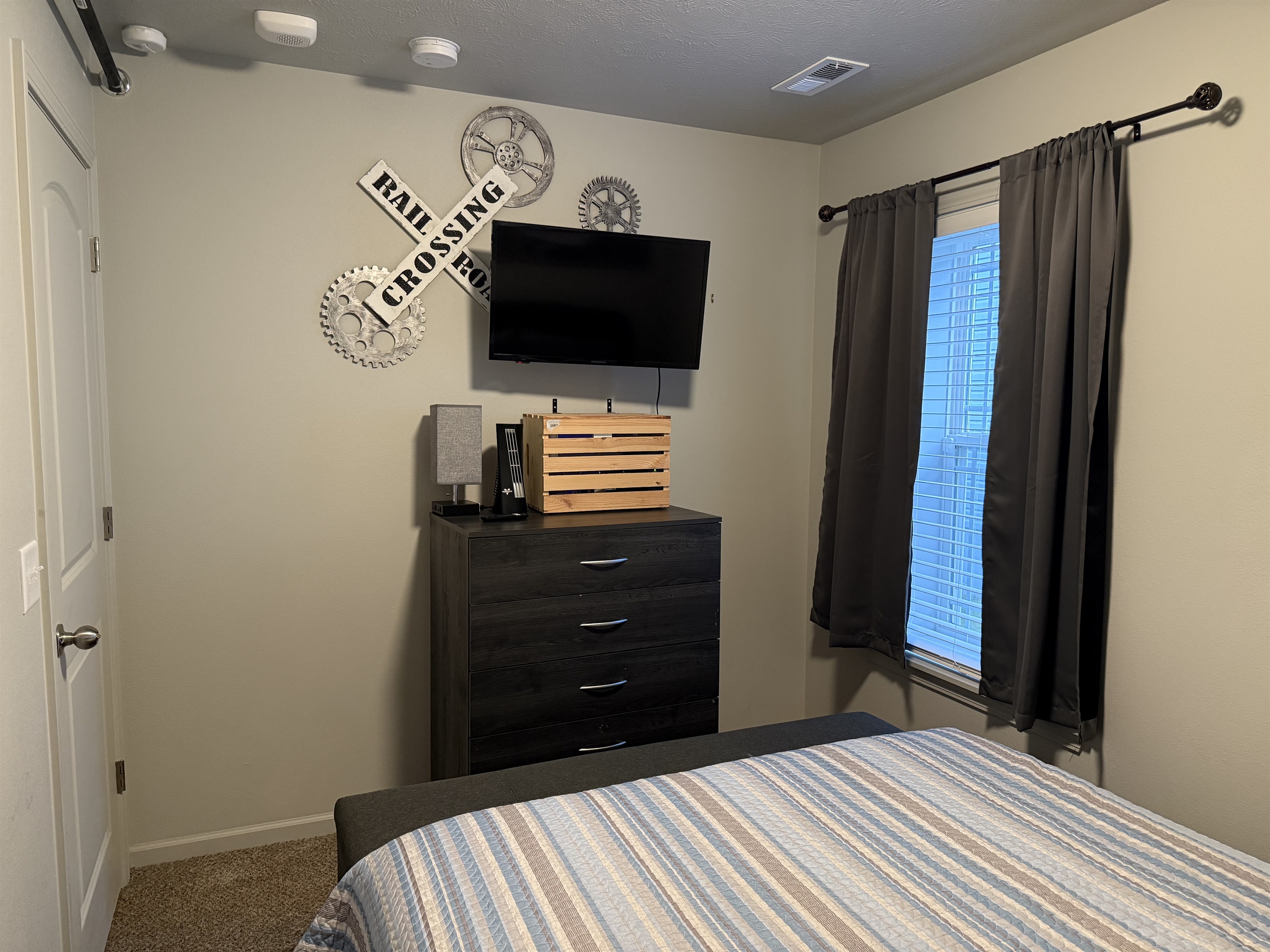 Bedroom 2 has queen size bed