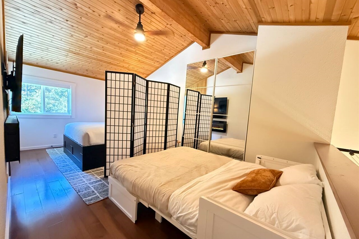 A queen size murphy bed is available as a second bed in the loft. We automatically set it up with bookings of more than 10 people. Otherwise, it is available upon request at the time of booking.