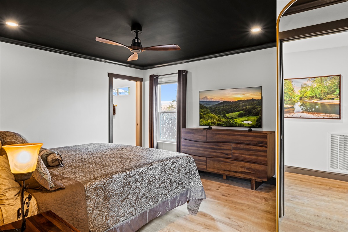 King ensuite with your own Samsung Smart TV.