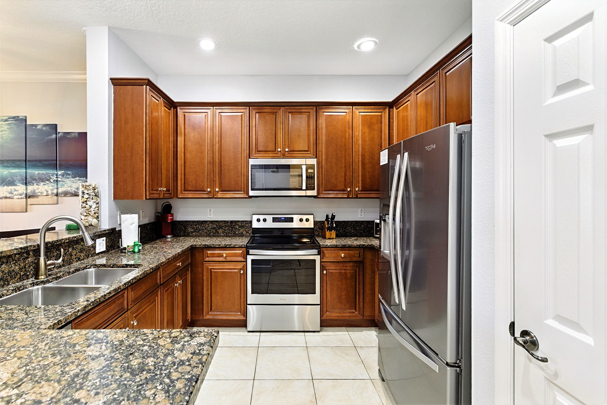 Cook, snack, and gather with ease. 🍽️✨
This fully stocked kitchen features granite counters, stainless appliances, and plenty of cabinet space—perfect for everything from quick breakfasts before the beach to family dinners after a full day in the sun.
