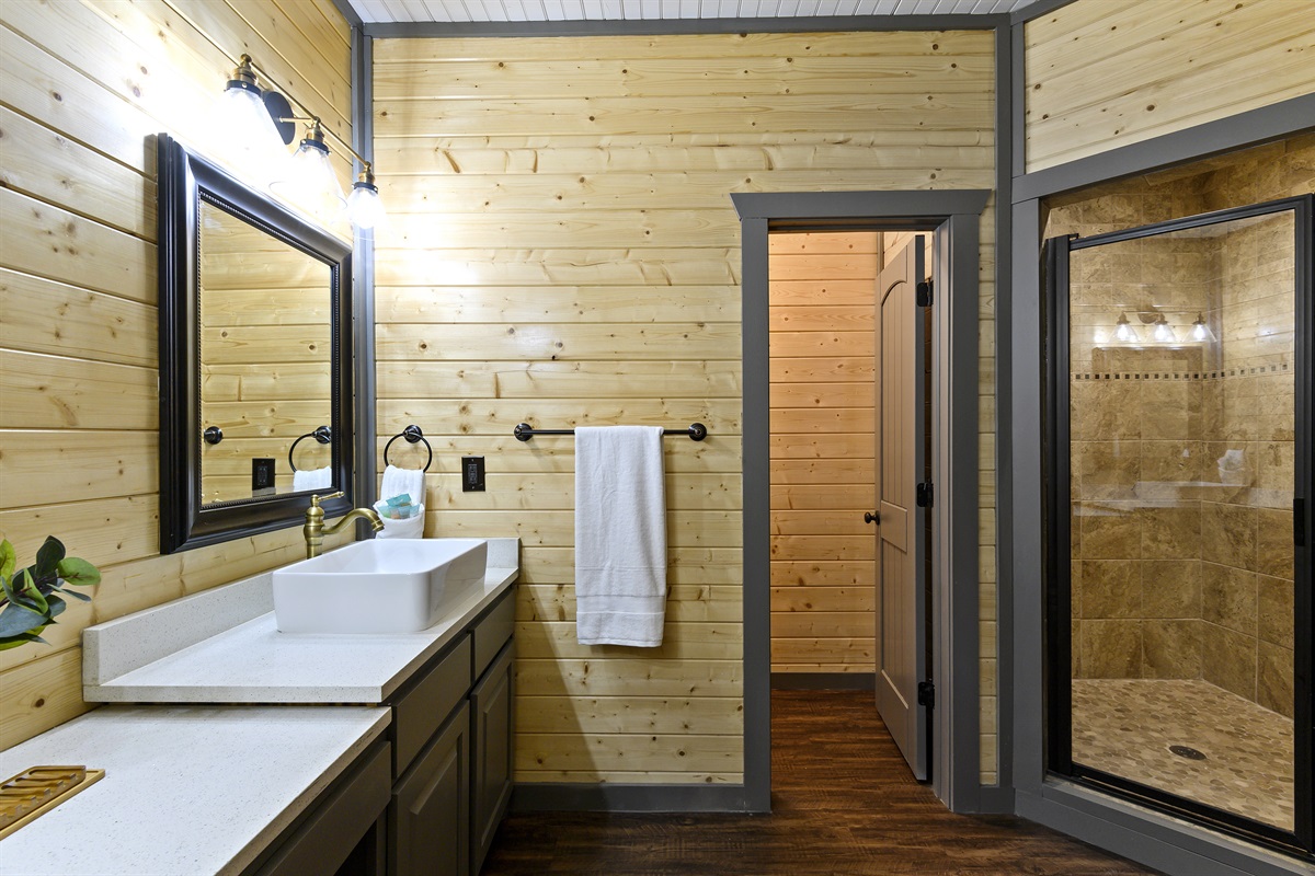 The Yellowstone ensuite gives more room for you to roam.  It offers dual vanity sinks, and a walk in shower for two that will make you feel like you are at one of the parks hidden waterfalls. 
