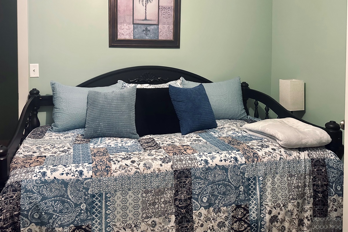 Charming third bedroom with twin daybed, ideal for children, friends, or additional guests.