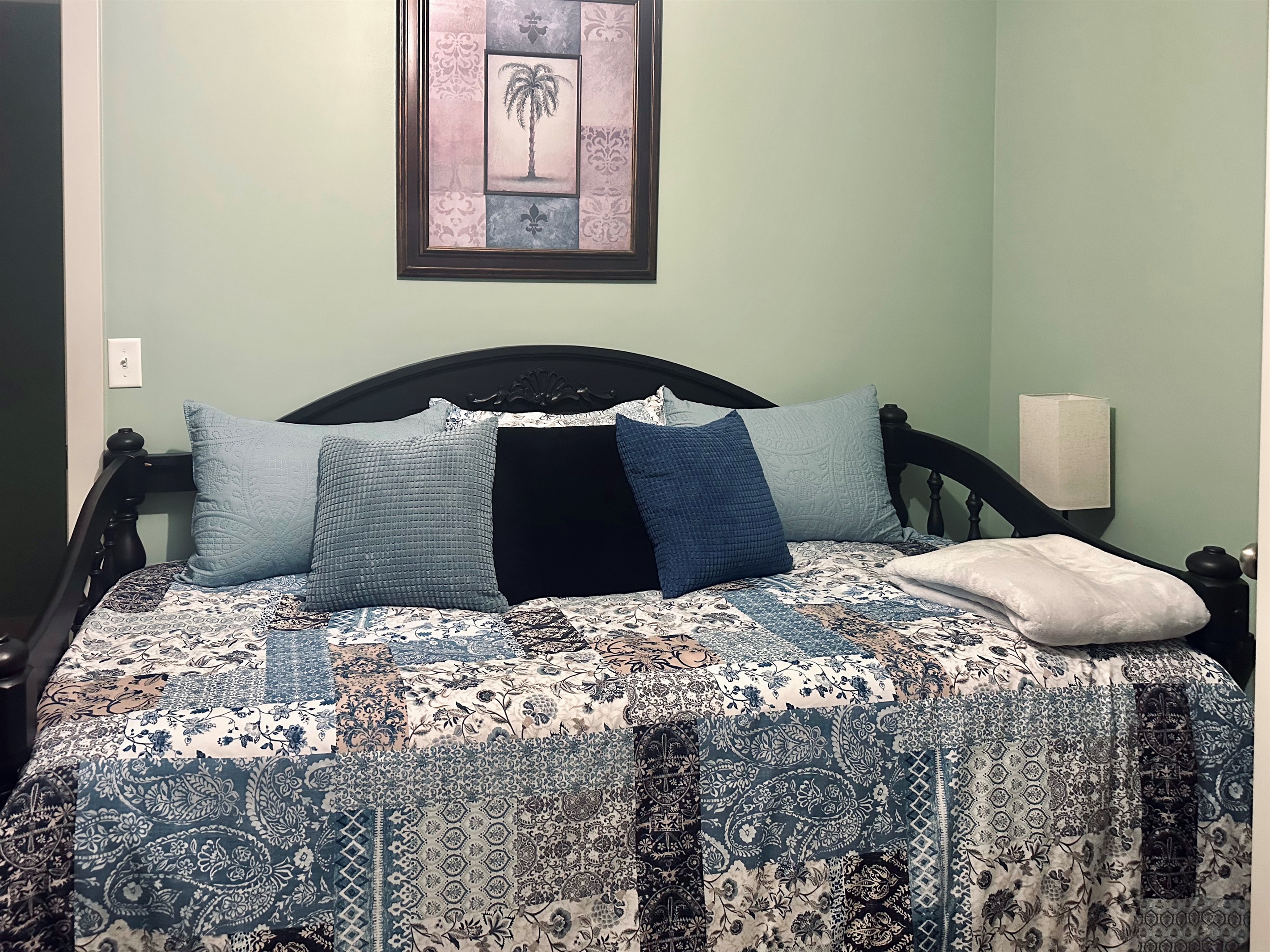 Charming third bedroom with twin daybed, ideal for children, friends, or additional guests.