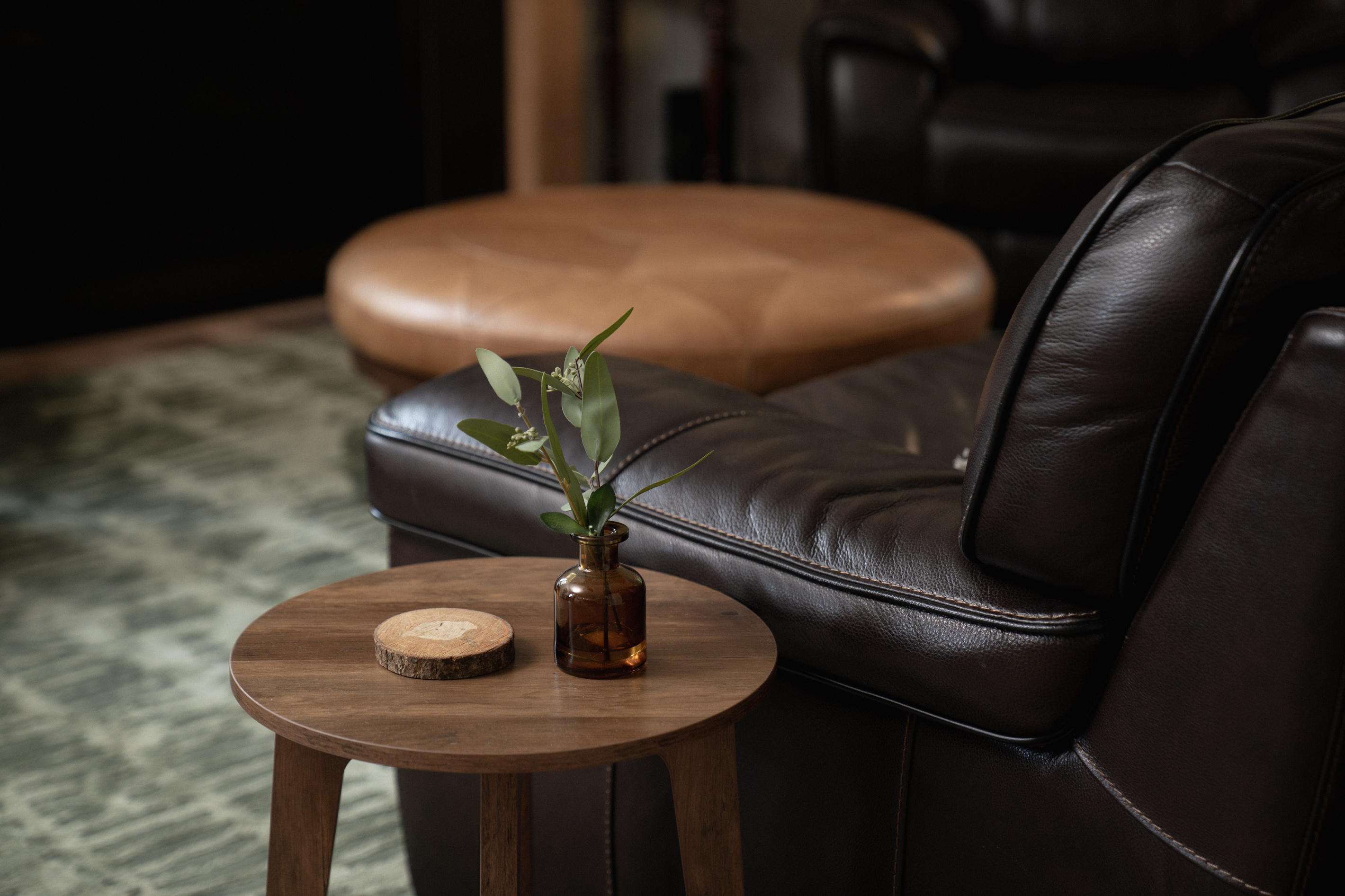 Warm leather, quiet details — this cabin's living room was made for slowing down.