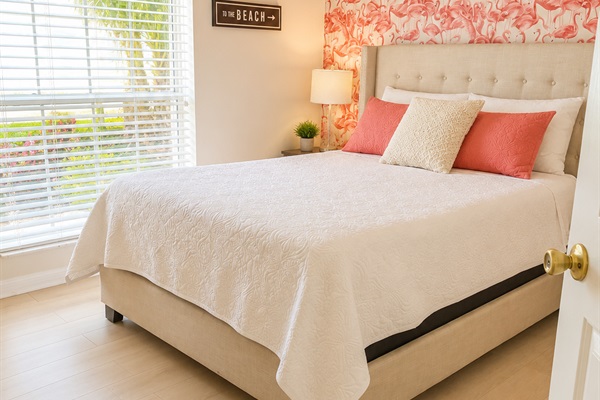 Flamingo room with queen bed & TV