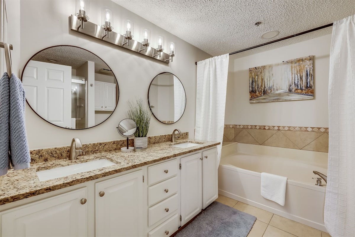 Double Vanities & Large Bathtub