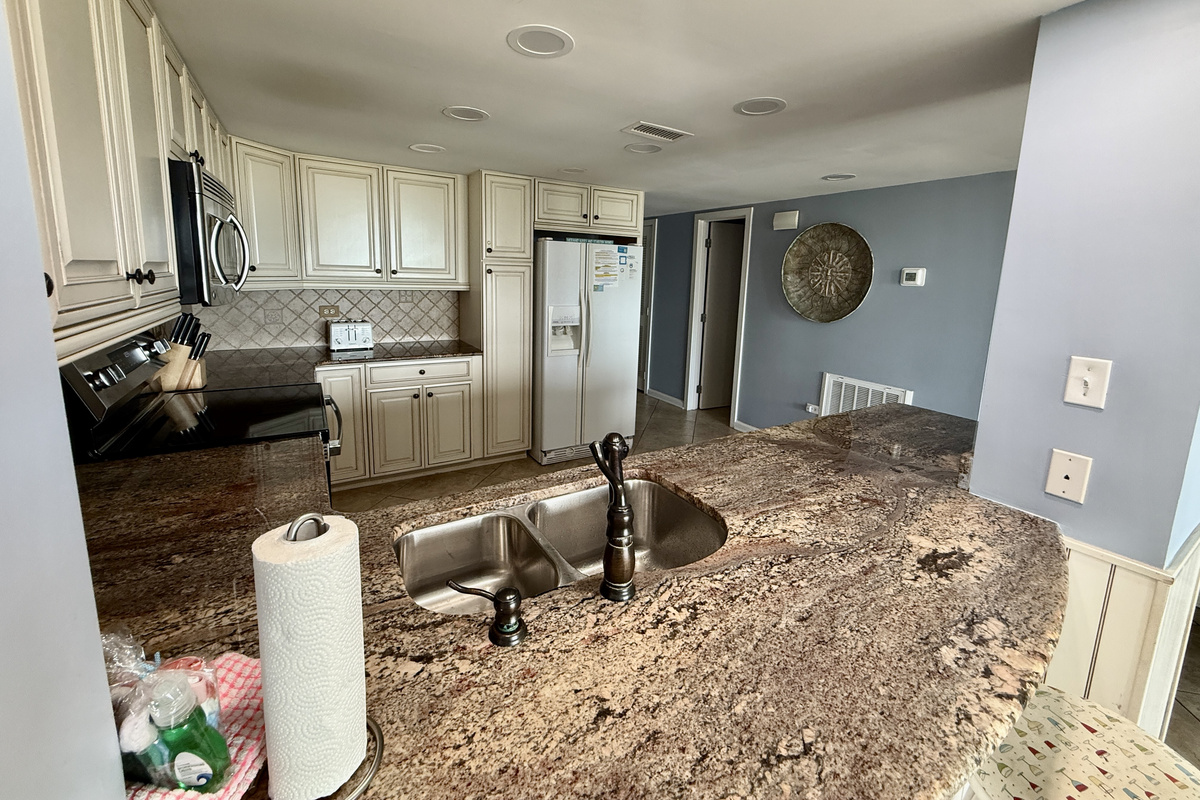 Kitchen Bar w/Three Stools