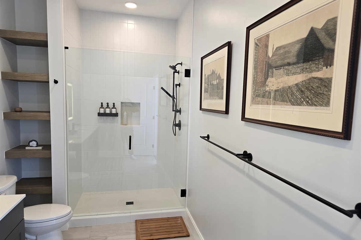 Second bedroom bath