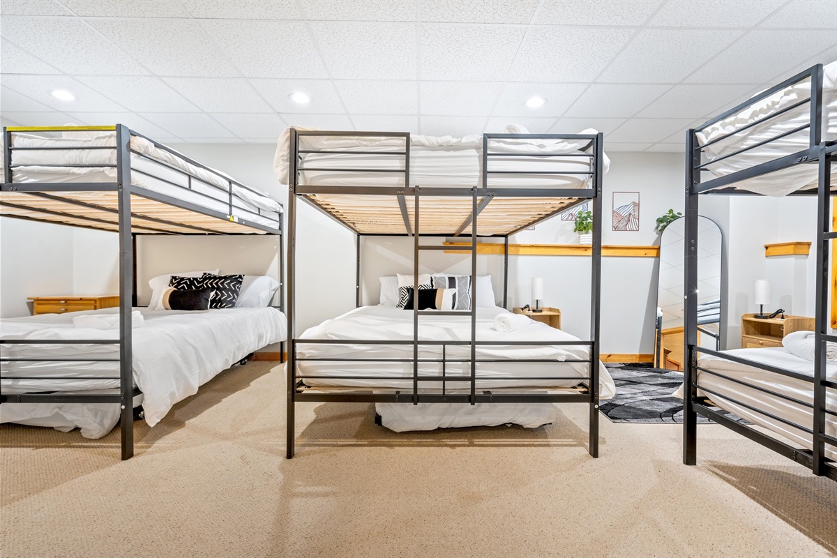 Give your group plenty of room to spread out in a bright bunk room built for friends, families, and shared memories.