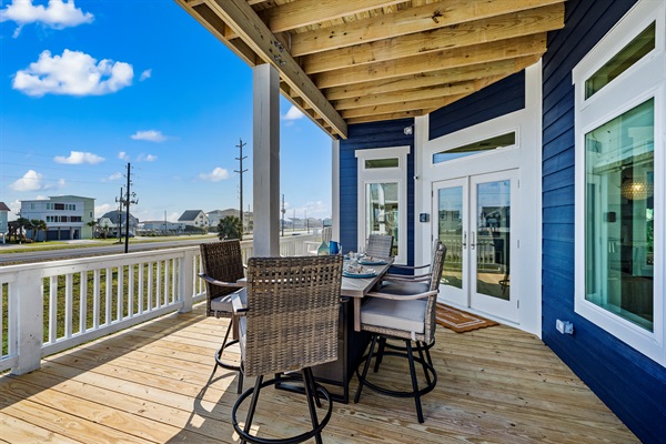 The main floor outside dining table seats 6 and includes he best ocean views.