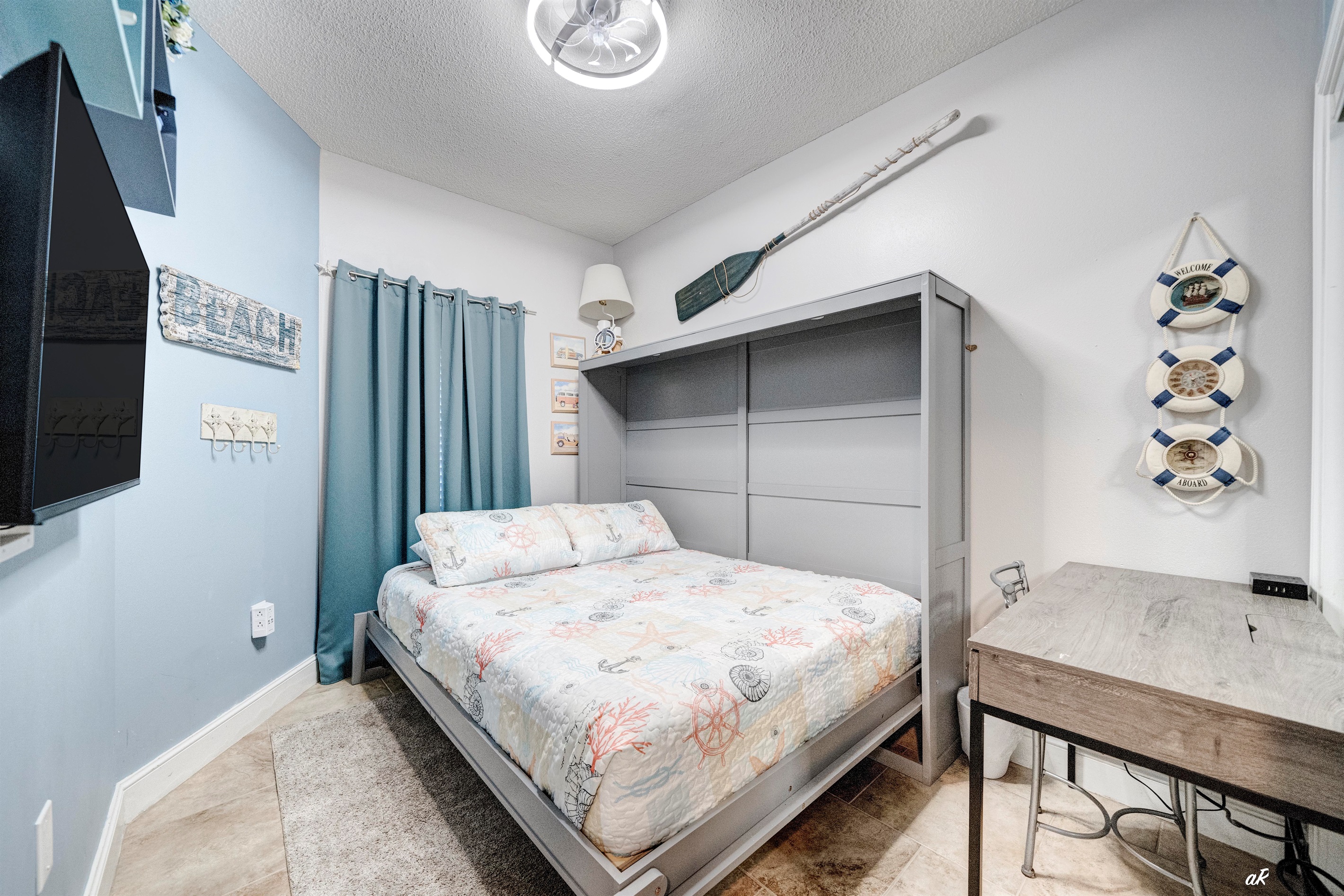 Queen guest room, 40" smart TV