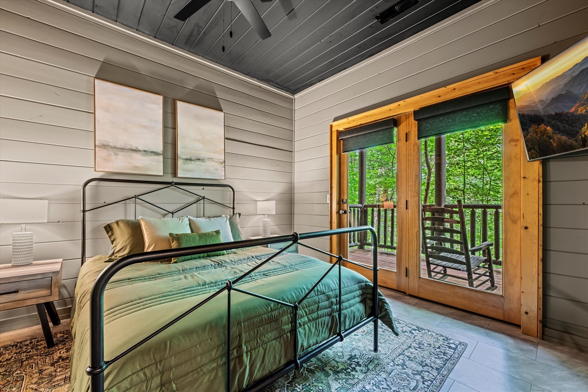 Queen bed with ensuite bathroom