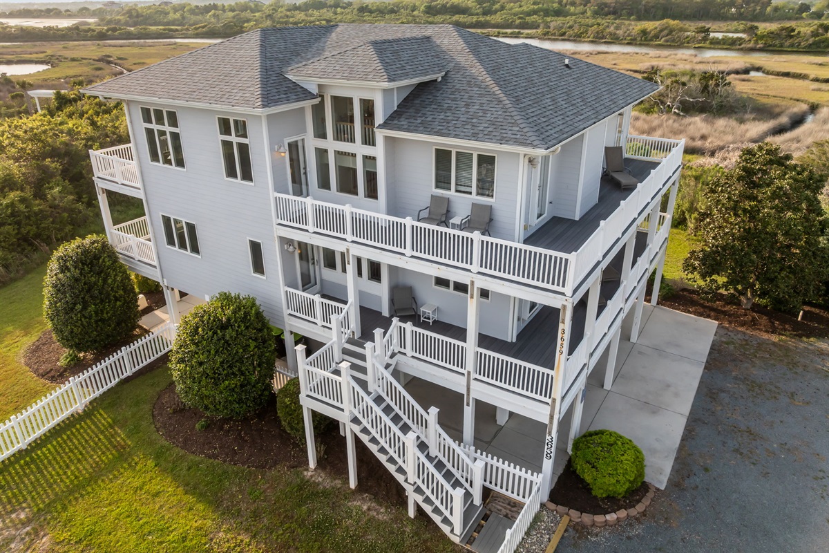 Spacious elevated home with panoramic nature views and peaceful surroundings