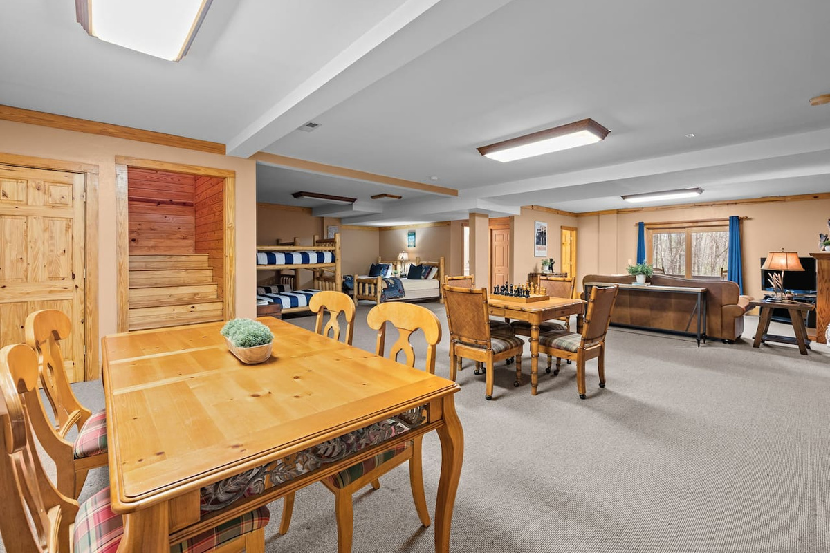 Lower level of the cabin