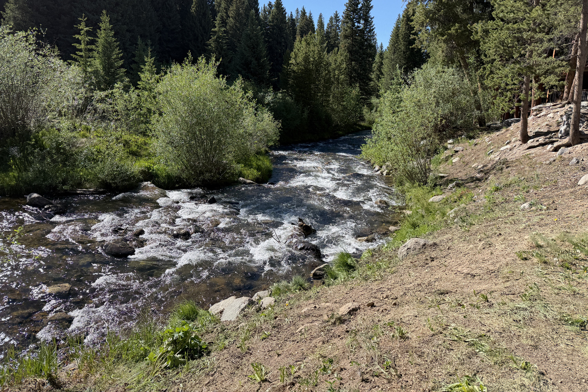 The beautiful Blue River is just 80 yards from the door. Take the riverside trail for a quick walk to Main Street Station restaurants and shops. 