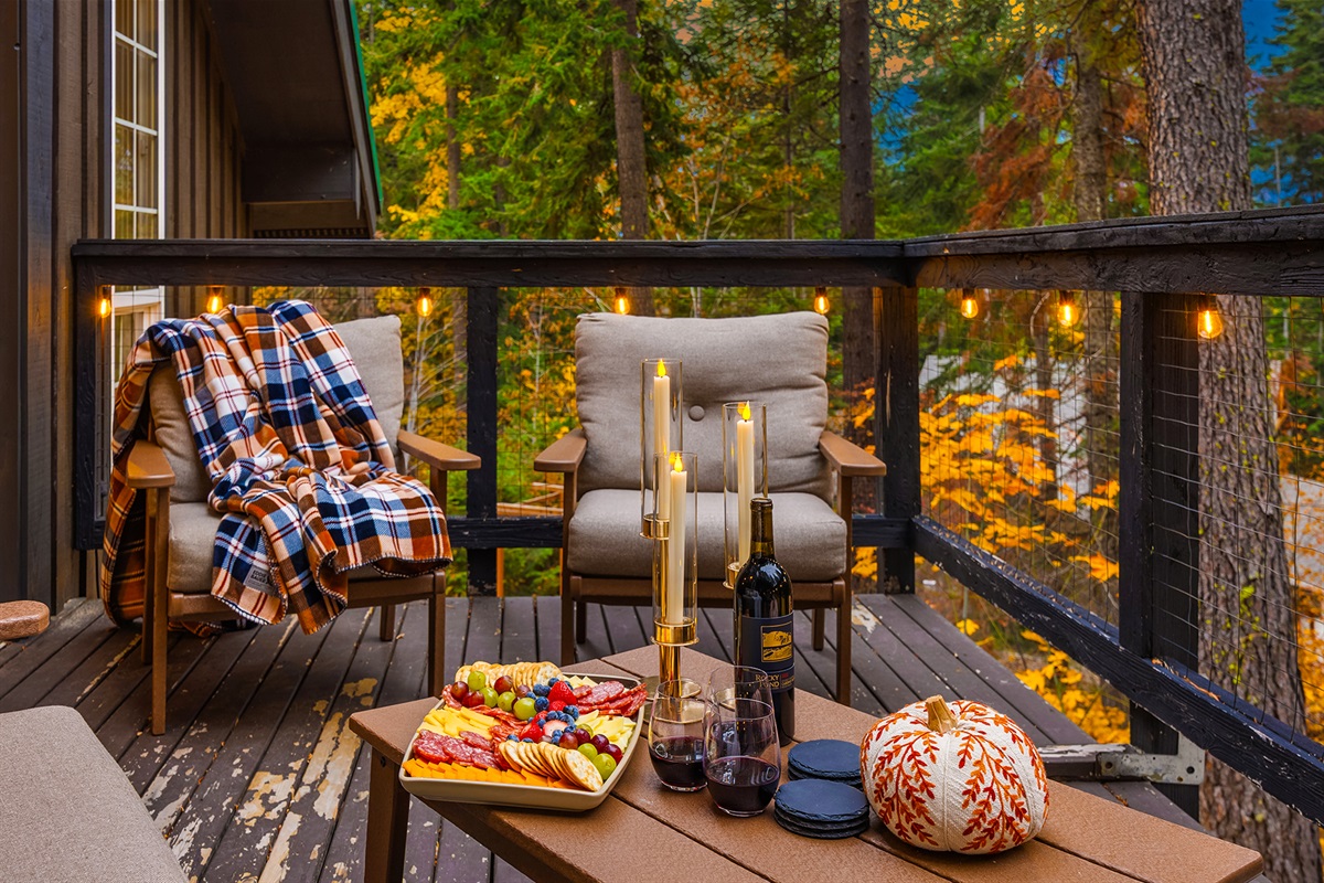 Upper deck with lounging and BBQ, propane provided - pet friendly