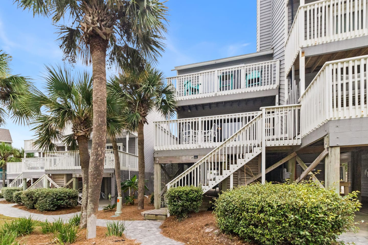 Easy Access Back deck steHead down the back deck stairs straight to the carport and gear closet &mdash; loading up takes two minutes.ps to Just Beachy