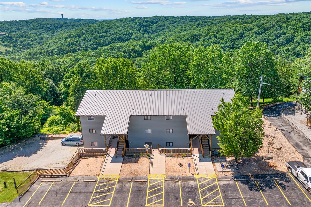 Easy parking out front, a quiet building, and no neighbors above—simple and stress-free.