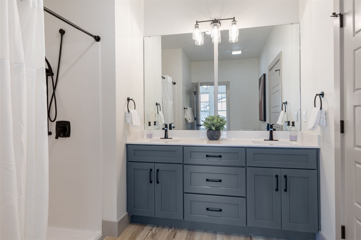 Ensuite bathroom #3 w/ shower