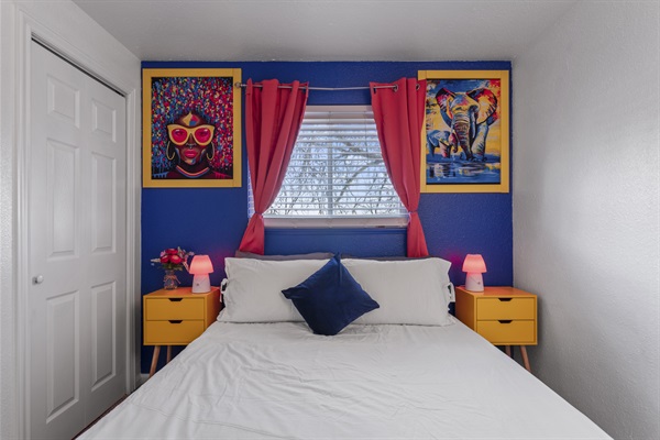 Versatile Comfort for All 🛏️👩‍💼📺 – Our room boasts a queen-sized bed and a smart TV for your leisure.