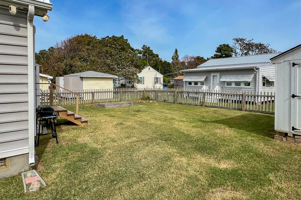 Spacious, fenced-in backyard! Shed is not accessible to guests.