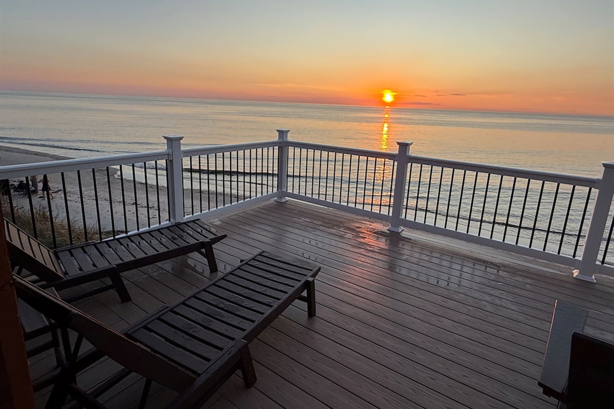 Unwind on the expansive private deck, the ultimate spot for sunset views. Lounge in comfort as the golden sun dips below the horizon over the calm ocean, providing a perfectly serene atmosphere for your luxury getaway.