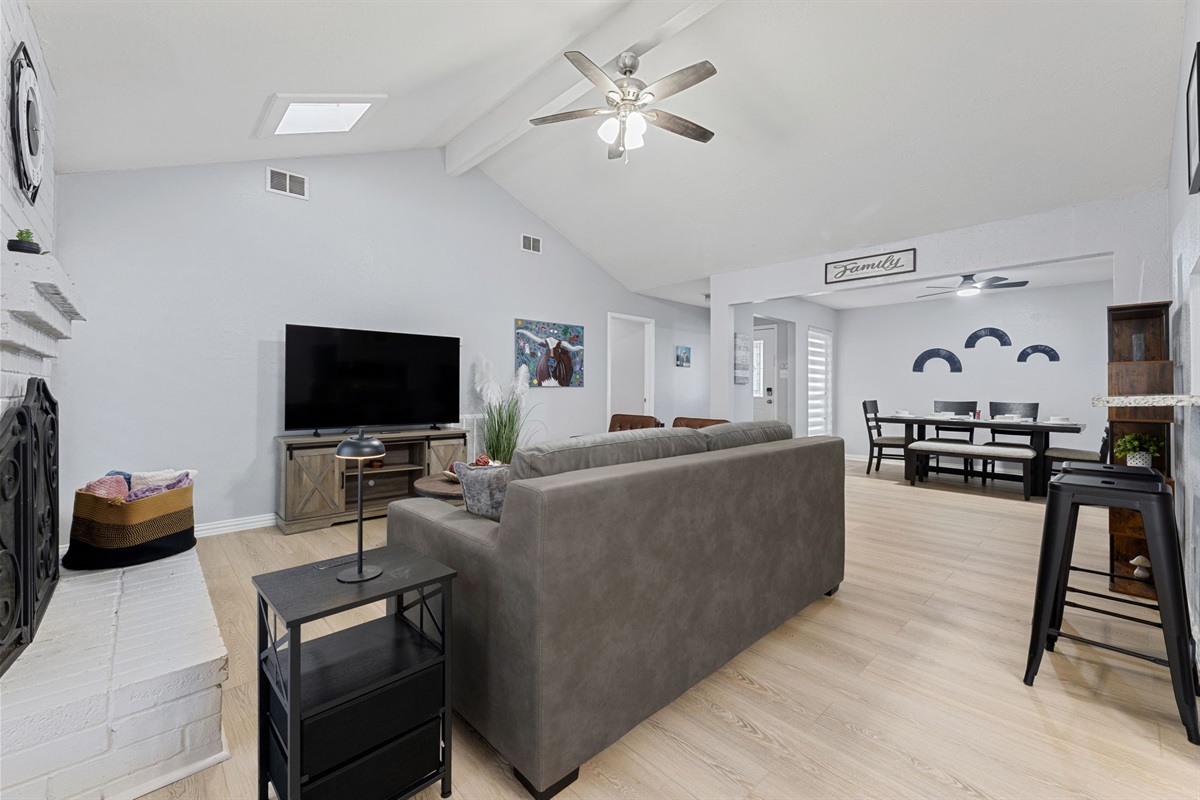 Movie nights, cozy conversations, or a quiet evening – relax on the leather sofa sleeper in style.